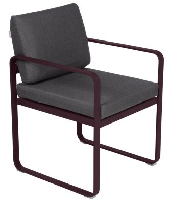 Bellevie Sessel von Fermob für den Außenbereich: Moderner Gartensessel mit grauen Kissen und bordeauxfarbenem Gestell.